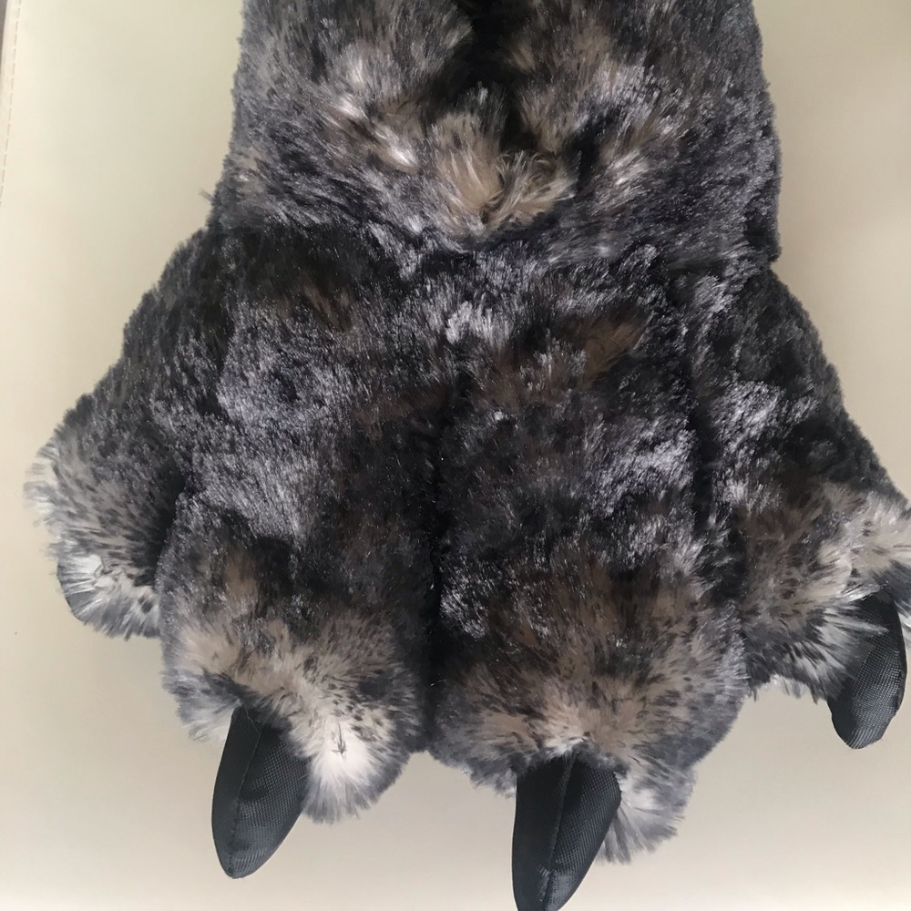 Claw slippers!! 🐺 NWOT
